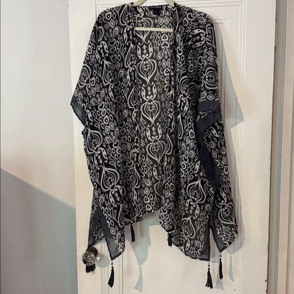 Sheer & Versatile Steve Madden Black and White Patterned Kimono